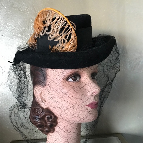 NEW YORK CREATION - MARTHA GENE Accessories - IMPOSING 1930S' BLACK FELT TILT FEDORA WITH GOLD OSTRICH FEATHER & INTACT VEIL